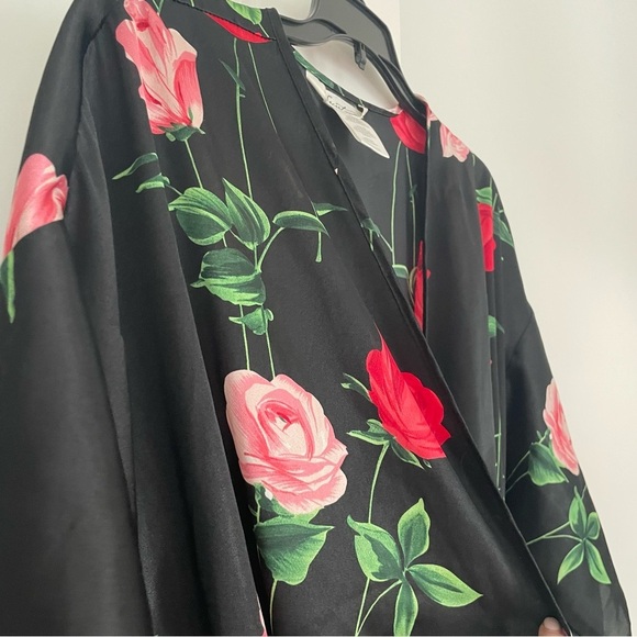 Secret Treasures Black Silky Robe with Red and Pink Roses Size M - Picture 5 of 8